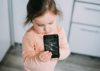 Savet psihologa: Kako da oduzmete detetu telefon bez histerije i plakanja