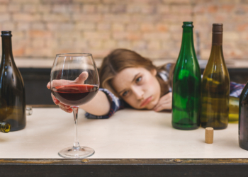 Alkohol ne sme da bude kul – sa 13 godina prva pijanstva, polovina tinejdžera pije