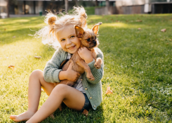 Istraživanje: Deca koja odrastaju sa psom su socijalno i emocionalno  inteligentnija