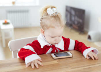 Nova studija: Vreme ispred ekrana kod male dece može da se poveže sa rizikom od atipičnog procesuiranja senzornih nadražaja