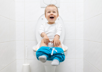 Dete je naučilo na nošu, a sada opet piški u gaćice