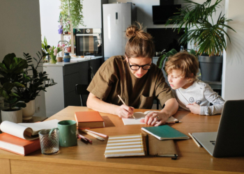 Zašto ne treba da se raspitujete za domaće zadatke svoje dece u Vajber grupama