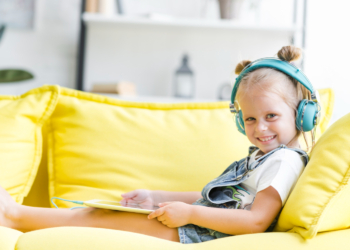 Stručnjaci upozoravaju: Slušalice su sve veća pretnja za dečji sluh