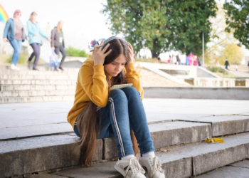 Nova studija: Usamljenost i depresija kod tinejdžera povezani su s nedostatkom sna i školom