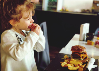 Naučnici objasnili zašto toliko volimo da jedemo nezdravu hranu