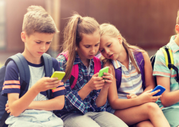 Počinje eksperiment u oko 200 srednjih škola: Učenici mlađi od 15 godina bez telefona u školi