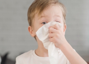 Kako pomoći detetu koje ima zapušen nos i bol u uhu
