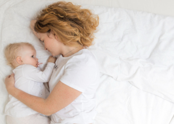 Rituali smirivanja: Kako beba doživljava svet kroz dodir i zvuk