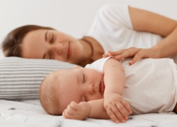 Zašto se beba probudi kada je spustimo u krevet