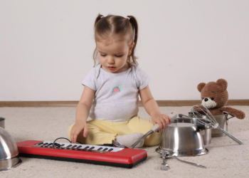 Mocartov efekat: Da li klasična muzika utiče na bebe?