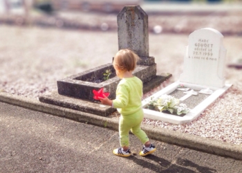 Česta roditeljska dilema: Da li malu decu treba voditi na groblje i sahrane