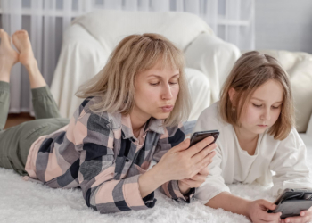Dečji psihijatar dr Grujičić: Dolaze roditelji i kažu mi, doktore, on ne ispušta telefon. I onda, ja izađem u čekaonicu gde sede mama i ćerka i obe na telefonima